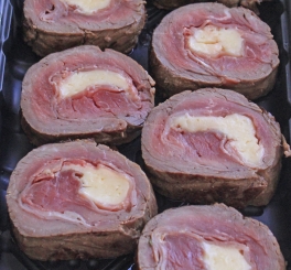 Filet Mignon Recheado com Gruyère, Parma e Sálvia ao Molho de Vinho