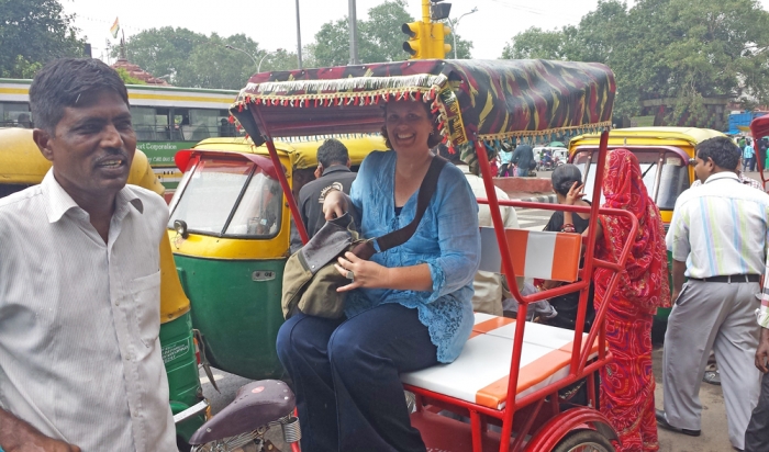 Rickshaw indo para Old Delhi