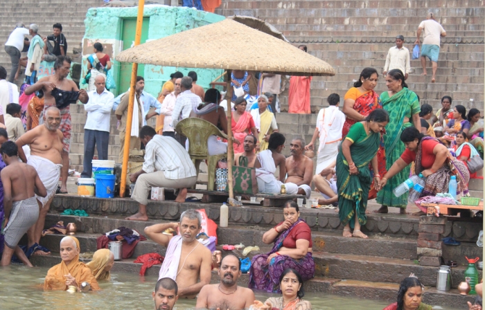 O Ganges possui um grande valor espiritual para os adeptos do hinduísmo, que tomam banho nas suas águas, crendo que o rio possui a capacidade de purificá-los de todos os pecados. 
