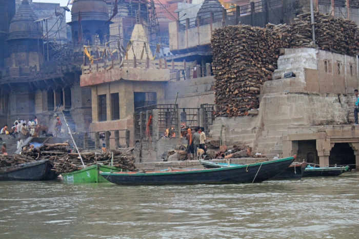 Cremações - as cinzas encontram o destino final nas águas do Ganges. As famílias que trazem seus mortos para serem cremados, acreditam que eles serão purificados e se libertarão da servidão material.
