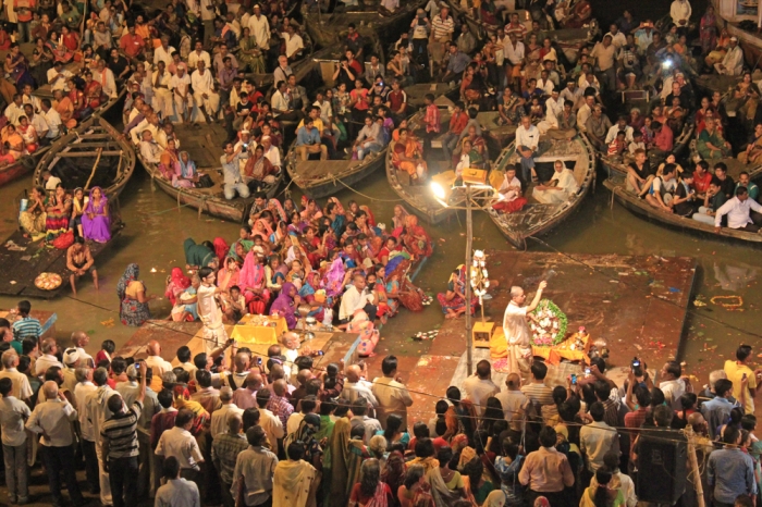 Cerimônia em homenagem ao Rio Ganges que acontece todos os dias após o pôr do sol - 