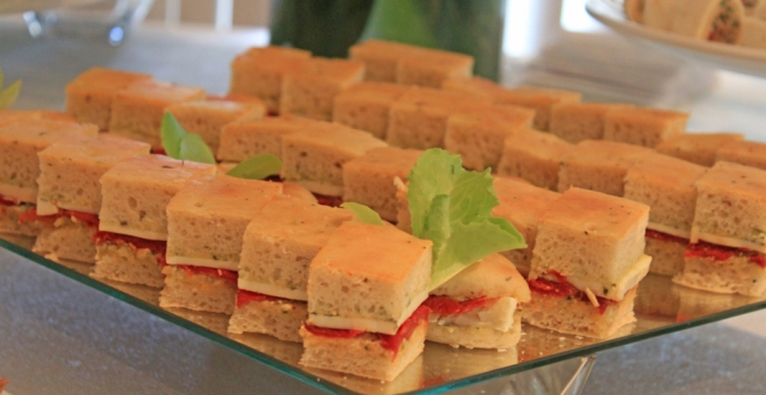 Finger Sandwich de Focaccia com Tomate Assado, Búfala e Cream Cheese ao Pesto